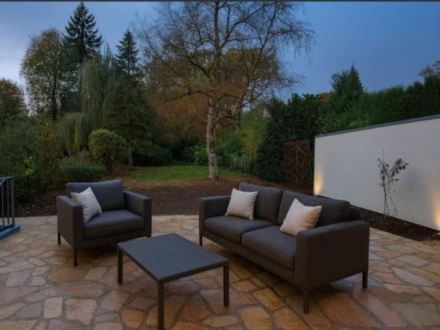 Modernisiertes Haus mit 7 Zi 228 m2, großem Garten & Garage