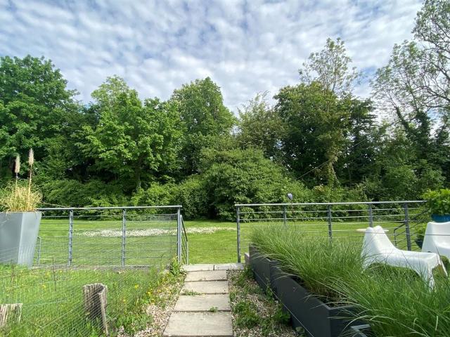 MODERNISIERTES RMH MIT TERRASSE UND TG STELLPLATZ IN BELIEBTER LAGE AM GALGENBERG