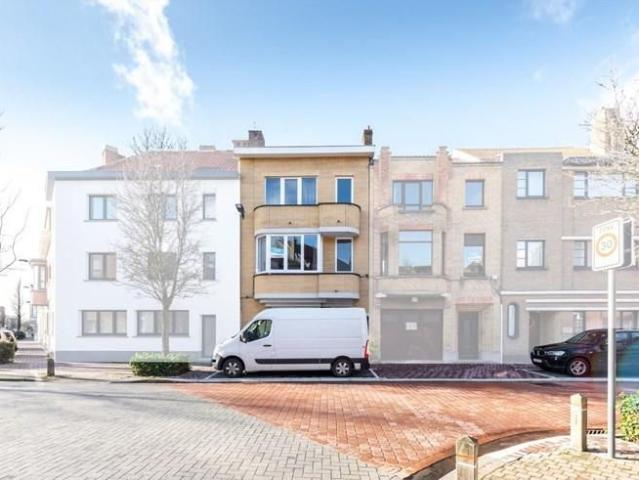 Modernistische burgerwoning gelegen nabij een pleintje!