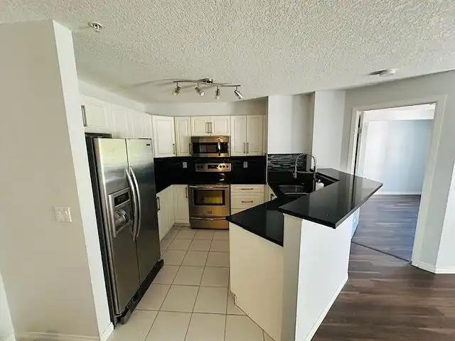 Modernized Condo in Citadel: 2 Bedrooms,2 bathrooms,heated parking