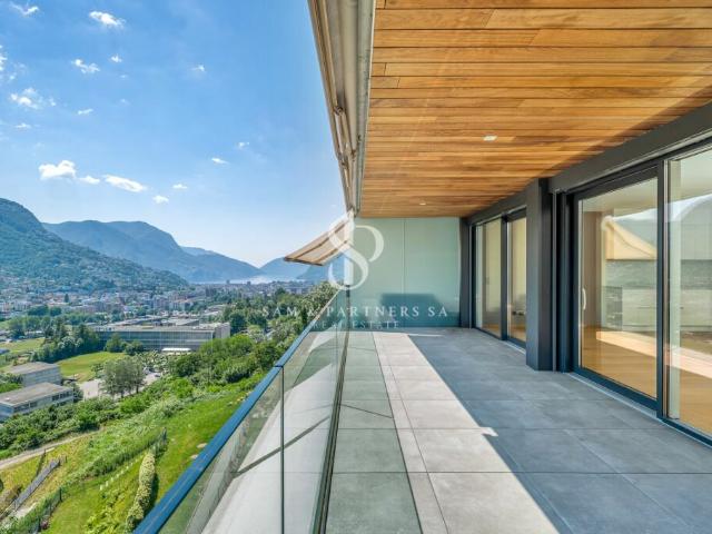 Moderno attico con grande terrazza