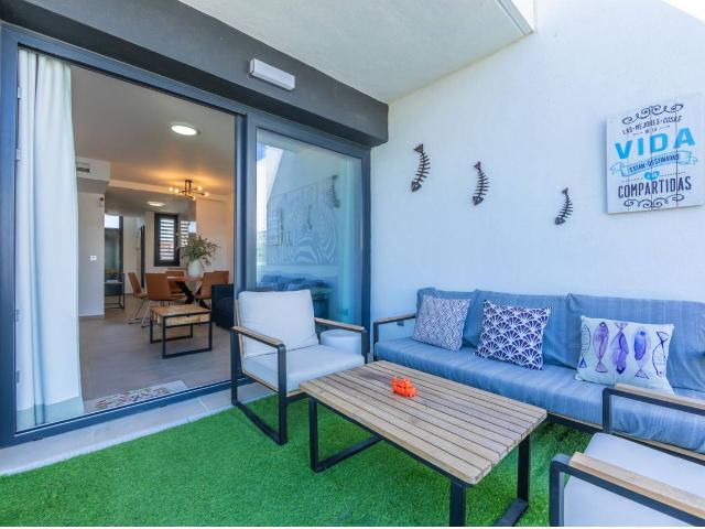 Moderno Adosado con Terraza Panorámica en Zahara de los Atunes
