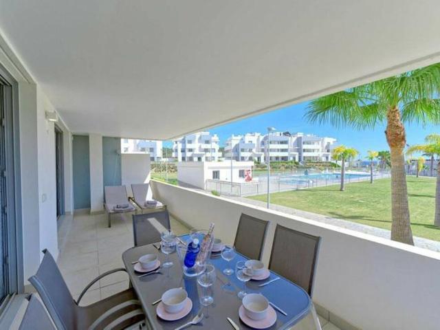 Moderno apartamento con jardín, vistas al mar y licencia turística en Serenity Views, Estepona