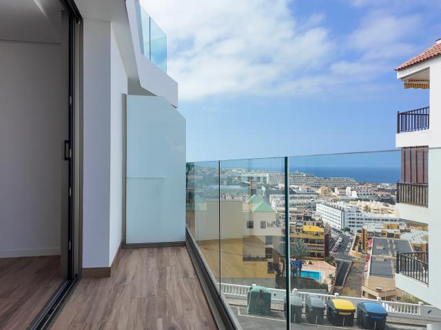Moderno apartamento de obra nueva con vistas parciales al mar en Puerto de Santiago/ Los Gigantes