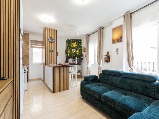 Moderno apartamento de dos dormitorios con soleados balcones, acabados contemporáneos y excelentes servicios cercanos, ideal para disfrutar de Torrevieja durante todo el año