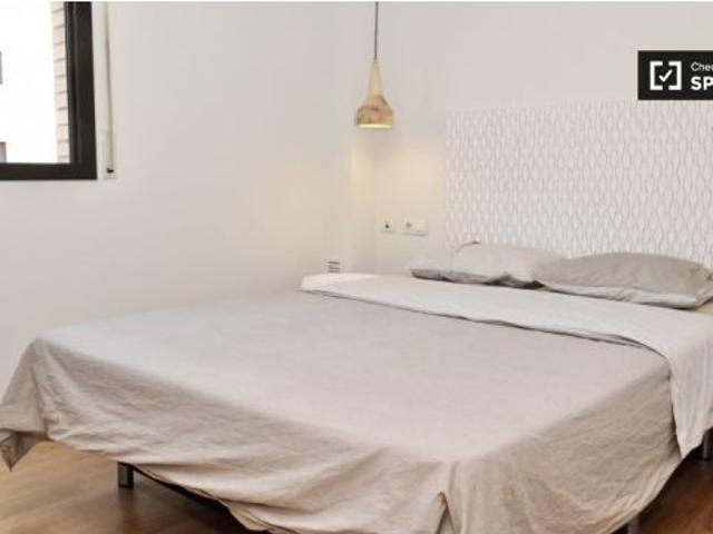 Moderno apartamento de 2 dormitorios con balcón en alquiler en Poblenou