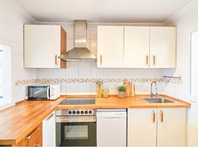 ? Moderno apartamento de 2 dormitorios con terraza, vistas al mar, garaje y piscina