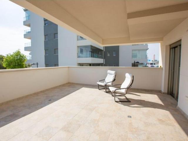 Moderno Apartamento de 2 Dormitorios en Comunidad Cerrada con Piscinas y Gimnasio