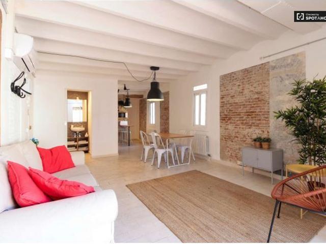 Moderno apartamento de 3 dormitorios con balcón y aire acondicionado en alquiler cerca del metro en