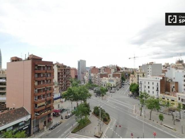 Moderno apartamento de 3 dormitorios con balcones en alquiler en Sant Martí