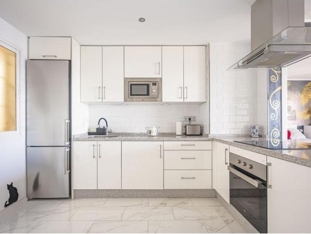 Moderno apartamento reformado con espectaculares vistas panorámicas al mar – Nueva Calahonda