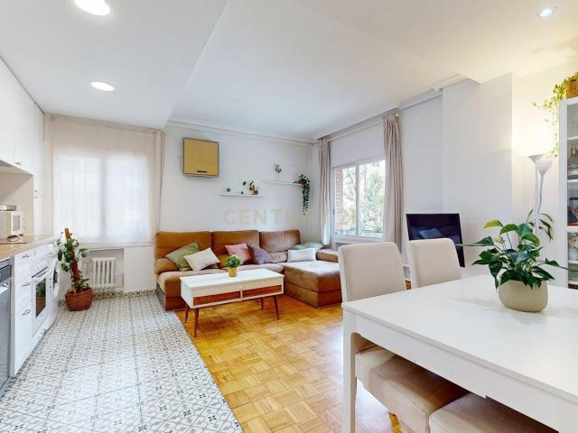 Moderno apartamento reformado en Madrid con piscina