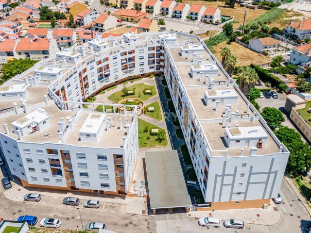Moderno Apartamento T4 no Carregado em condomínio fechado