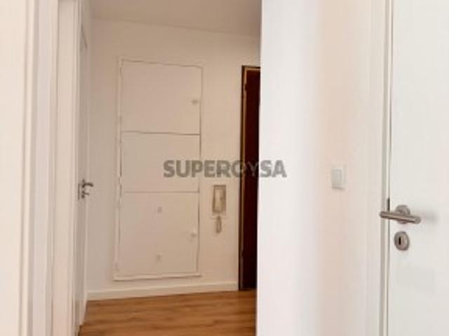 Moderno apartamento T3 com Varanda em Oeiras, Lisboa
