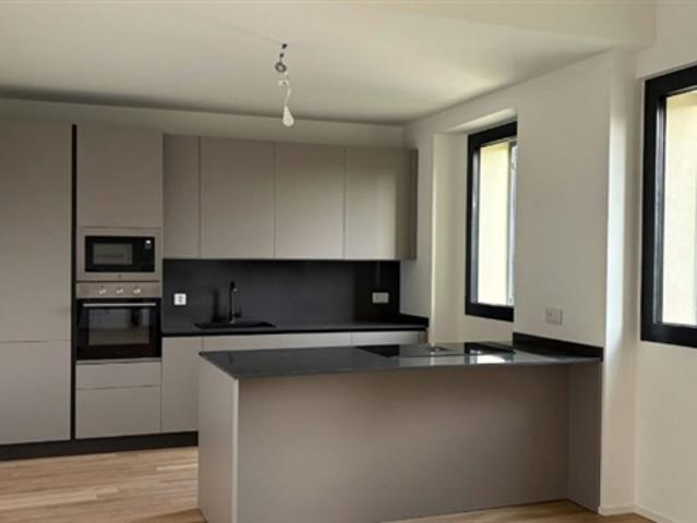 Moderno Appartamento di 3.5 Locali al Piano Terra con Vista Lago a Pura Comfort in Posizione Tranquilla