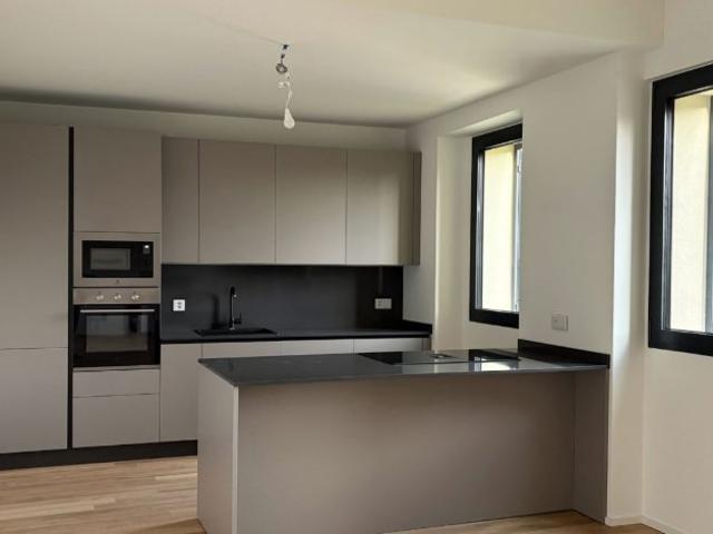 Moderno Appartamento di 3.5 Locali al Piano Terra con Vista Lago a Pura Comfort in Posizione Tranquilla