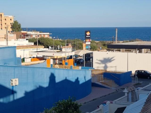 Moderno bungalow alto con solárium privado y vista al mar