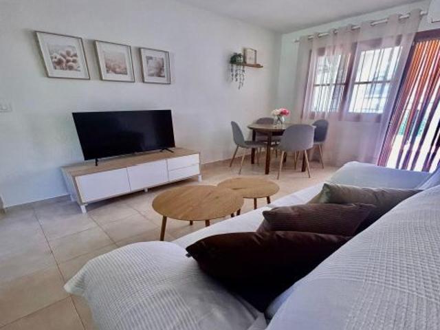 Moderno Bungalow con Espacios Exteriores y Piscina Comunitaria