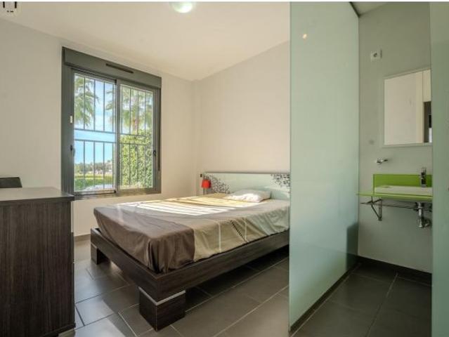 Moderno chalet esquinero de 2 dormitorios en Villamartín ¡Ubicación privilegiada!