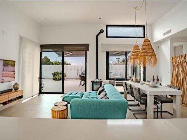 Moderno chalet independiente de reciente construcción – todo en una sola planta