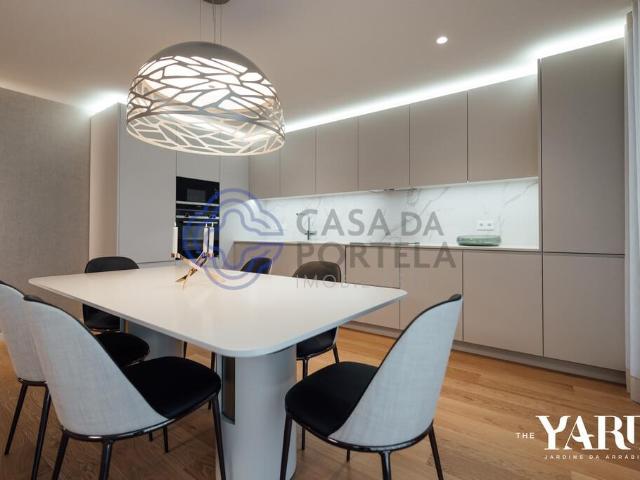 Moderno e Luxuoso T3 de 156m2, garagem, arrumos e vistas deslumbrantes de rio e mar