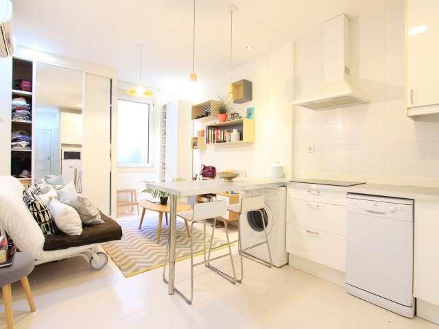 Moderno estudio con aire acondicionado en alquiler en Salamanca, Madrid