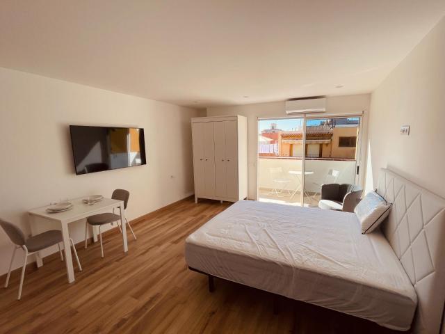 Moderno estudio con terraza y wifi, corta estancia