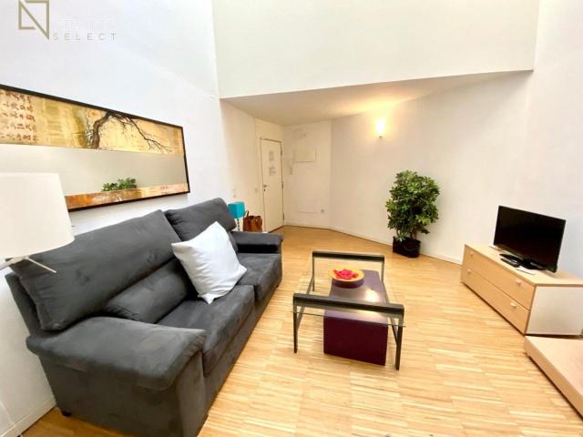 MODERNO LOFT TIPO DUPLEX AMUEBLADO Y EQUIPADO