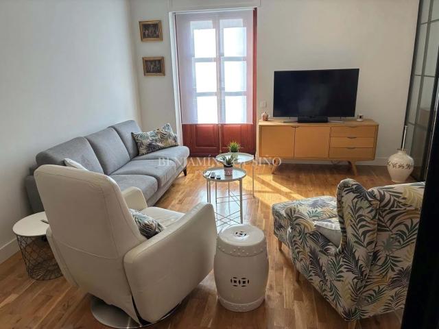 Moderno piso amueblado con terraza y balcón
