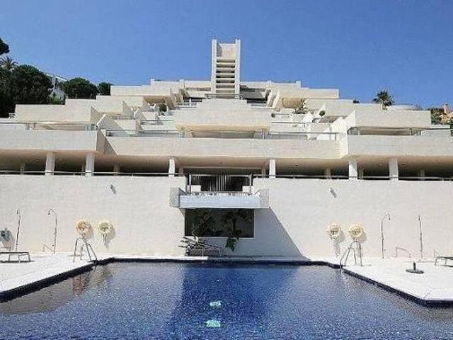 Moderno piso de lujo con amplia terraza y vistas abiertas