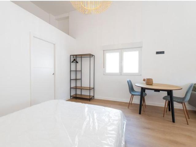 Moderno piso en venta en Camino de Antequera, Málaga por €175,000