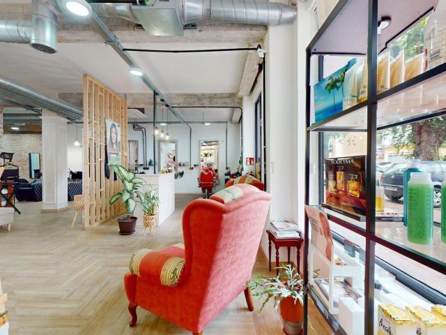 Moderno salón de peluquería en Alcalá de Henares, Madrid