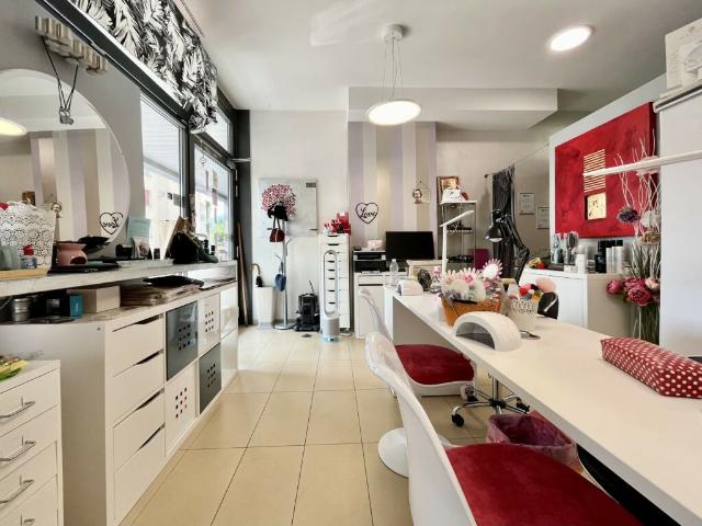 MODERNO SPAZIO COMMERCIALE A MASSAGNO PIAZZA SANTA LUCIA