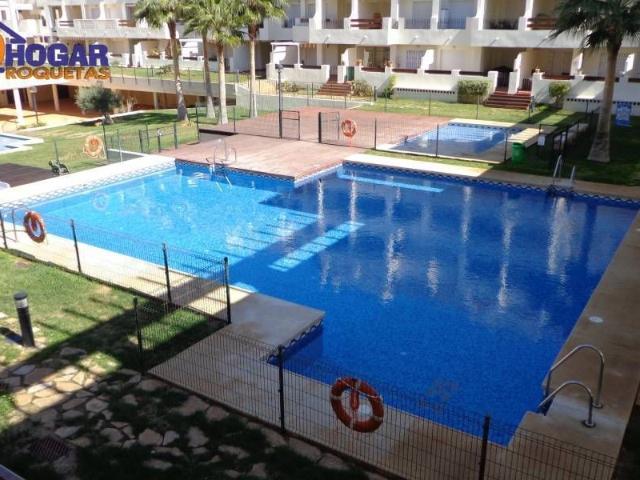 MODERNO Y BONITO PISO. 2 DOR,TERRAZA,GARAJ, 8 PISCINAS. EN SEGUNDA LINEA DE PLAYA
