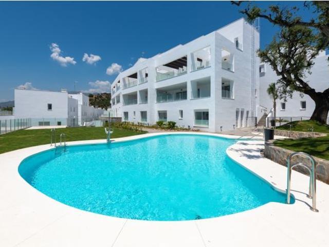 Modernos pisos de nueva construcción en Marbella con vistas al mar y piscina