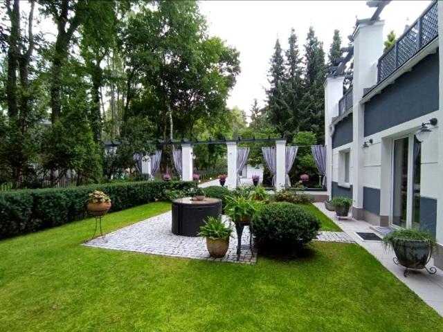 Modrzewiowa 460 m², Łomianki