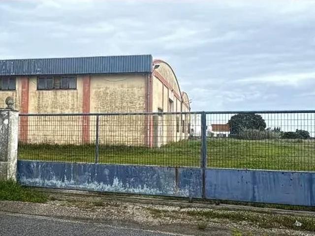 Moita, ARMAZEM com 5530 m2 urbanos, 2 armazéns, ótima localização para comércio de retalho, Indústria, educação ou habitação