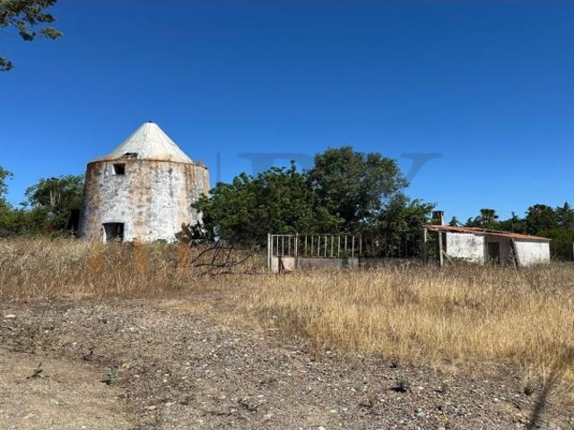 Moinho com terreno em Beja