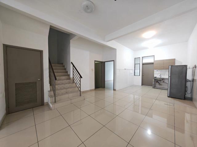 Molek Taman Redang Lake View 2 Double Storey Terrace For Rent