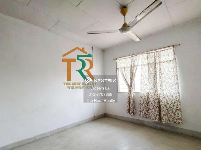 Molek Ponderosa 3 Storey Bungalow Facing NE Build Up: 12,268 sq. Ft. Land Size: 10,462 sq.ft. 8 Bedroom + 1 Maid room 9 Bath 7 Balcony+ 1 Flat Roof Price：9 MILLION Jayden 0167161