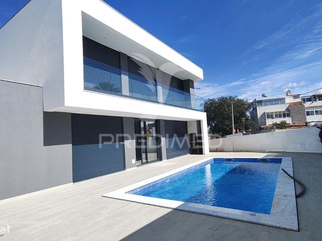 Moradia M4 com Piscina na Bela Vista,Parchal