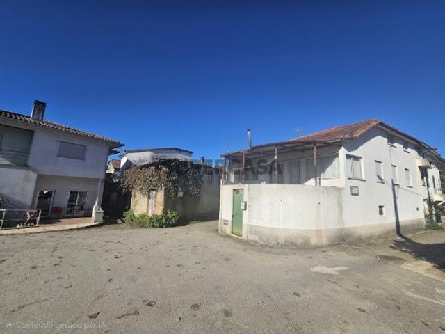 Moradia M4 habitável com ótimas vistas