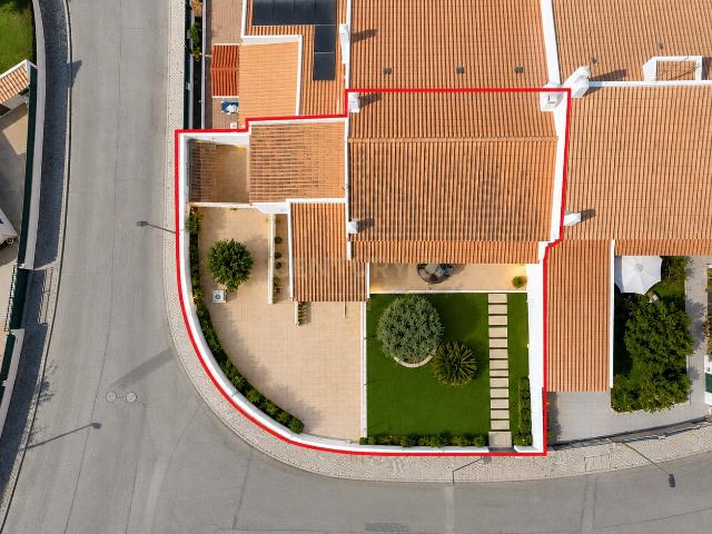 Moradia Multifamiliar de 3 Frações Independentes nos Caliços. 150m² Albufeira e Olhos de Água