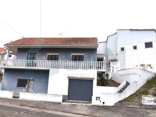 Moradia, Maxial e Monte Redondo