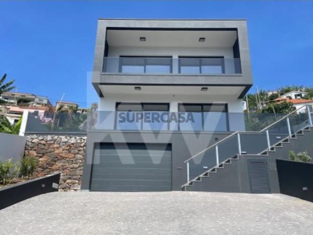 Moradia minimalista T3 em Santo António