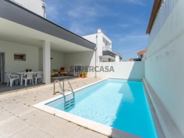 Moradia mobilada em excelente estado com piscina em Famalicão Nazaré