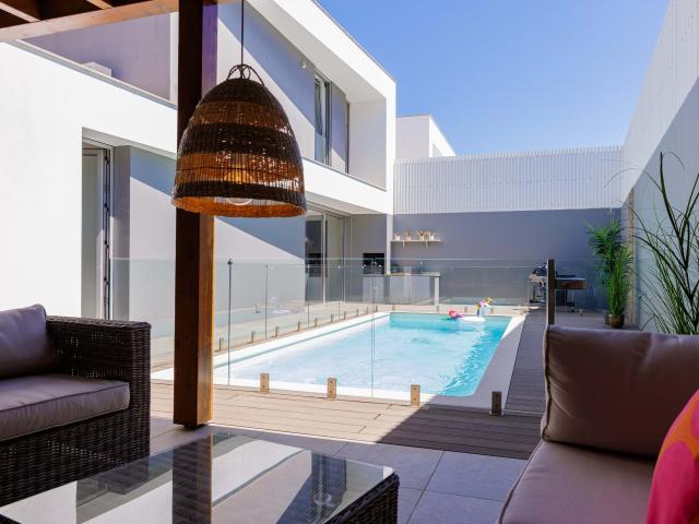 Moradia moderna com piscina concebida para um estilo de vida descontraído no Algarve
