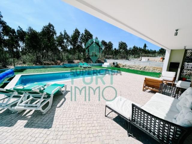 Moradia moderna com piscina aquecida, jardim e muito conforto, na Costa de Prata de Portugal