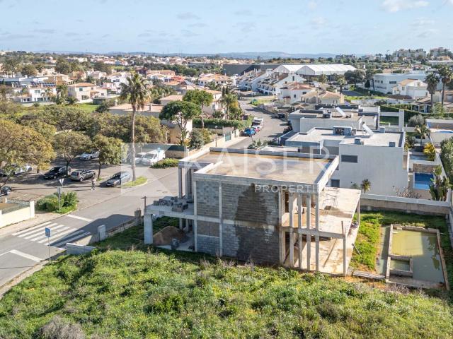 Moradia moderna com piscina e garagem a venda no seu estado 235m² Albufeira e Olhos de Água