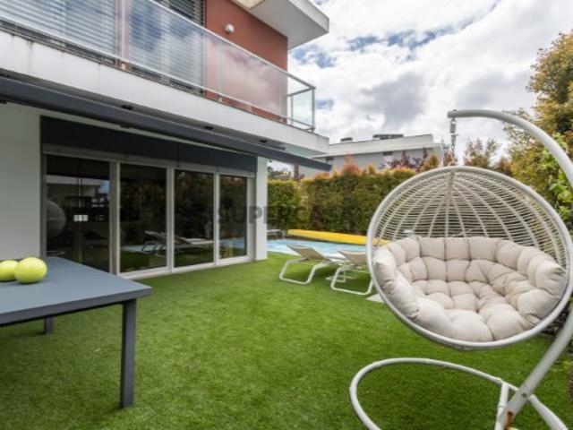 Moradia Moderna T4 com Piscina em Belverde